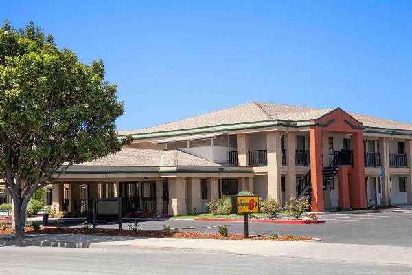 Super 8 by Wyndham Salinas image 1